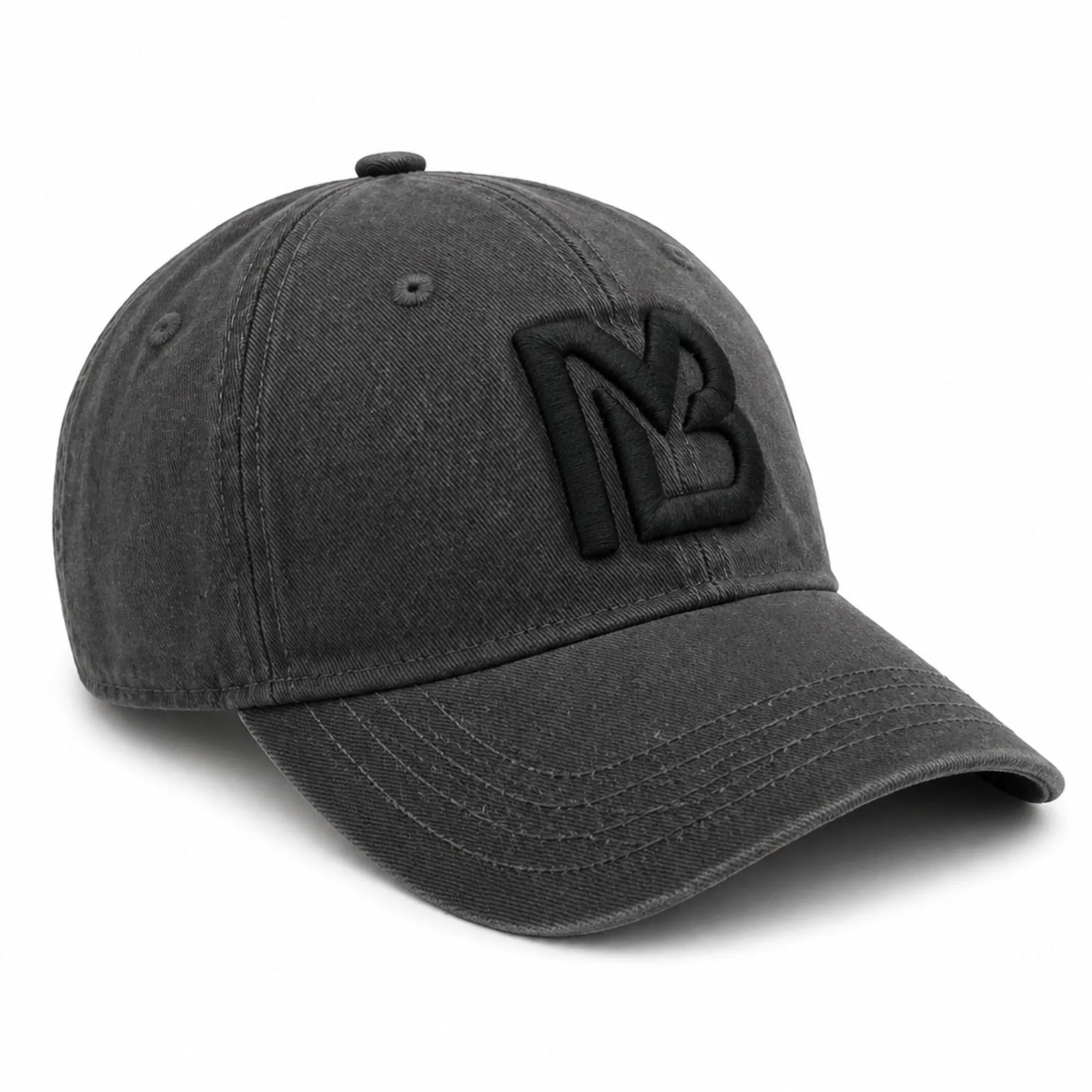 Cappello The Anthracite Slash, vista tre quarti con logo MB ricamato